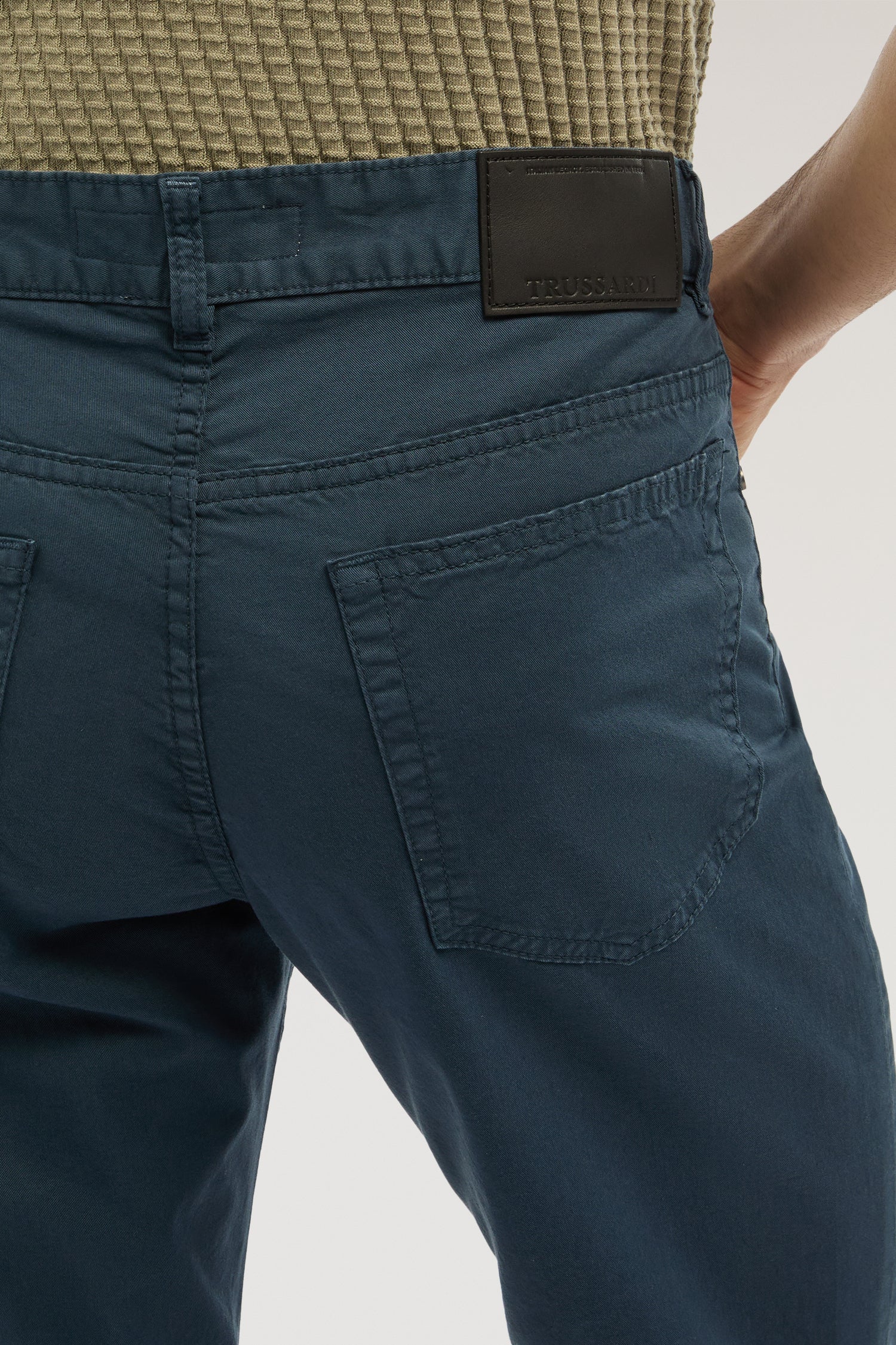5 pockets Regular 380 ICON in lightweight gabardine - Image 3