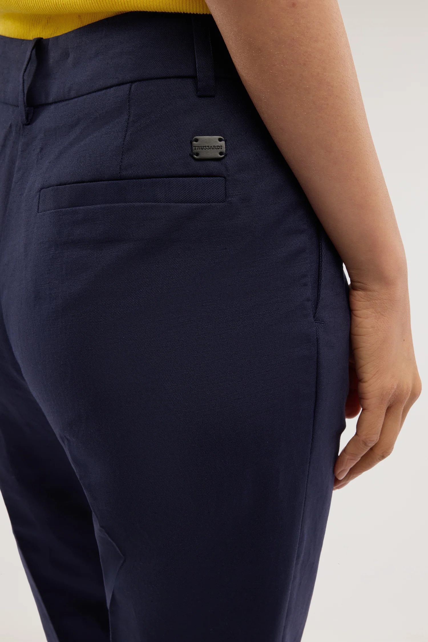 Cigarette trousers in cotton and linen - Image 4