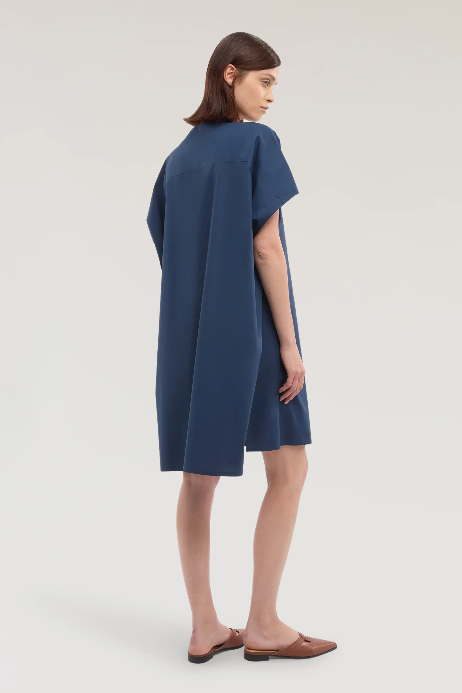 Loose-fitting dress with poplin belt - Image 3