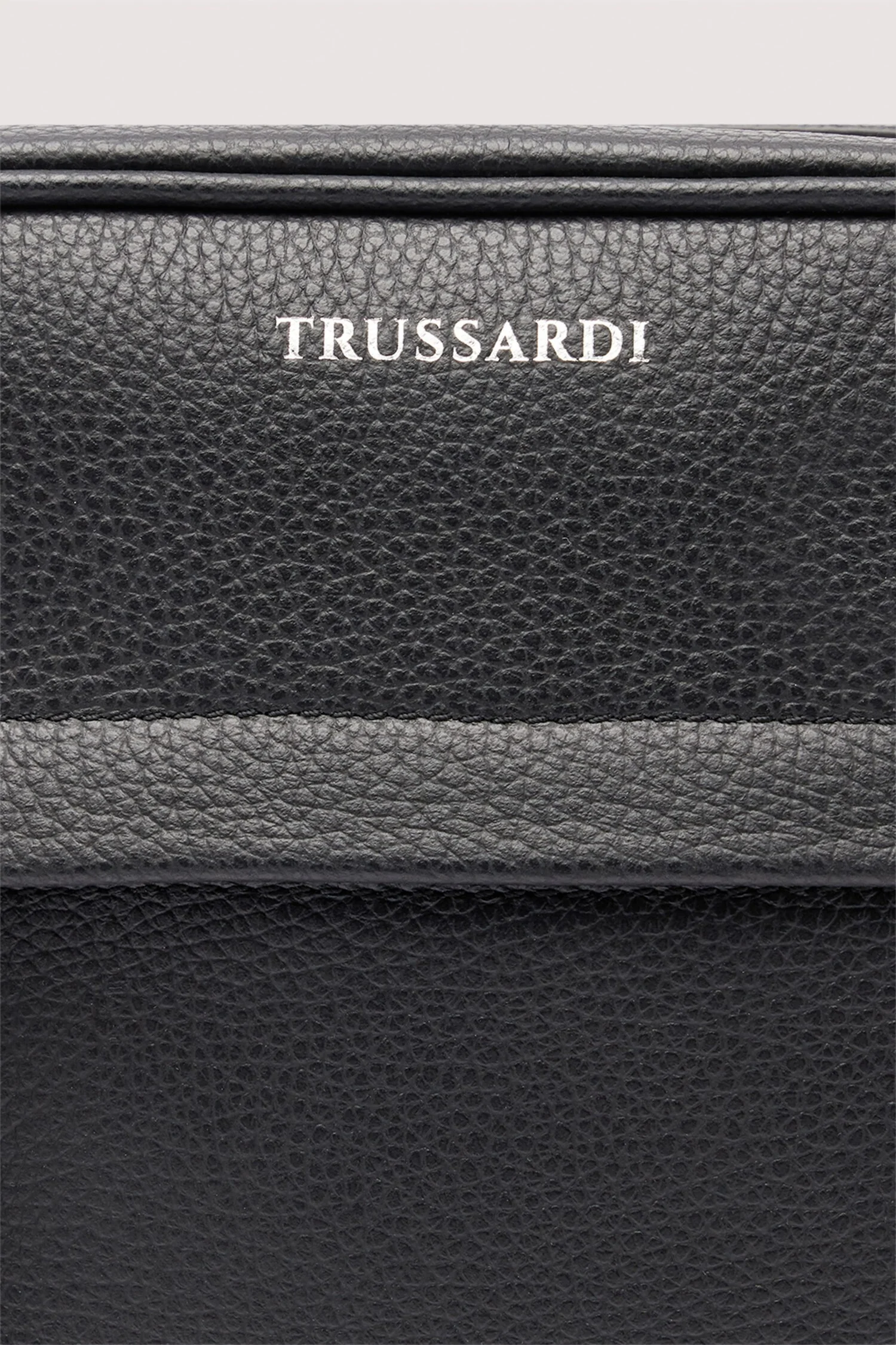 Medium-sized messenger bag in grained leather - Image 4