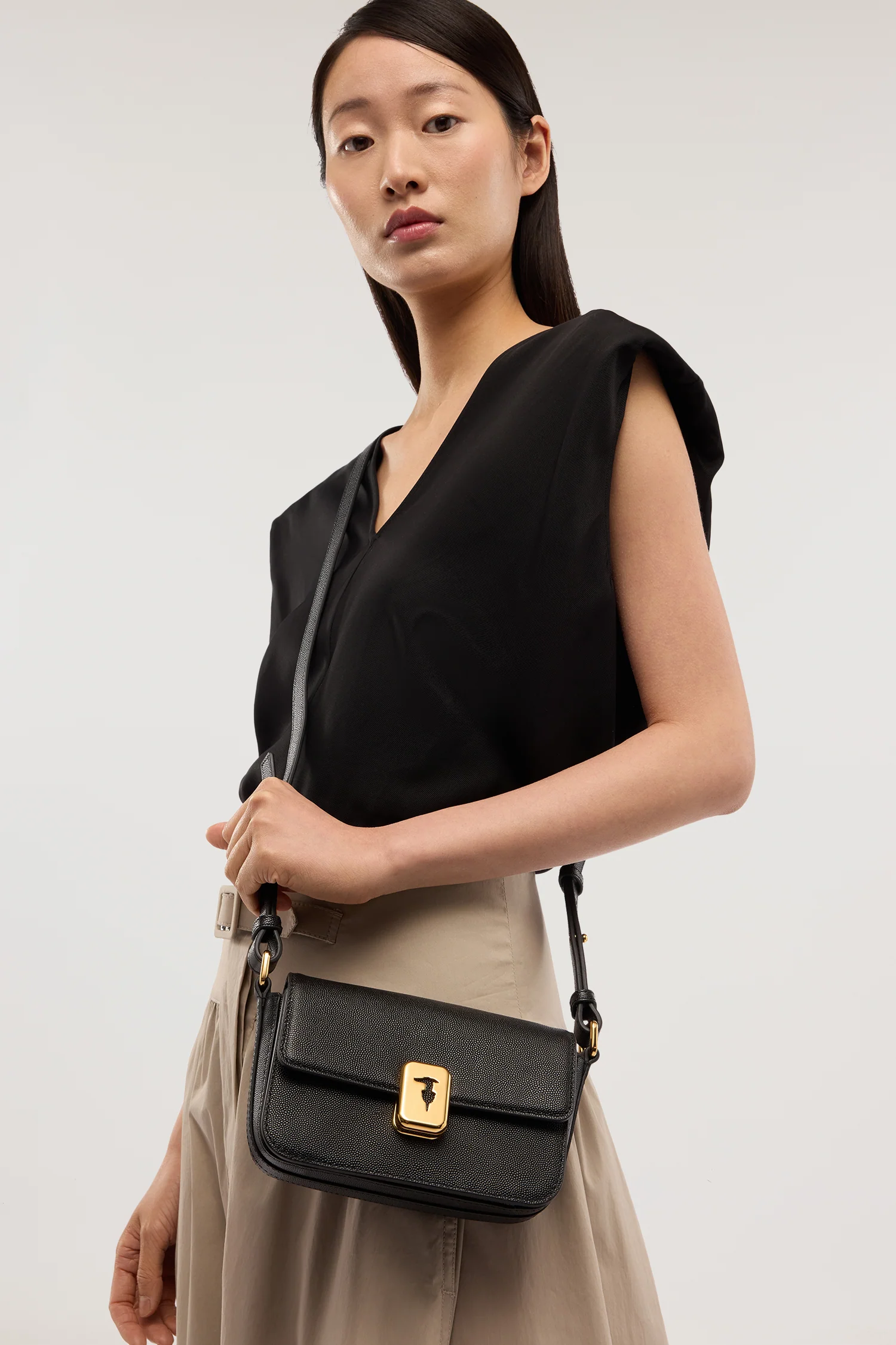 Mini shoulder bag in leather - Image 4