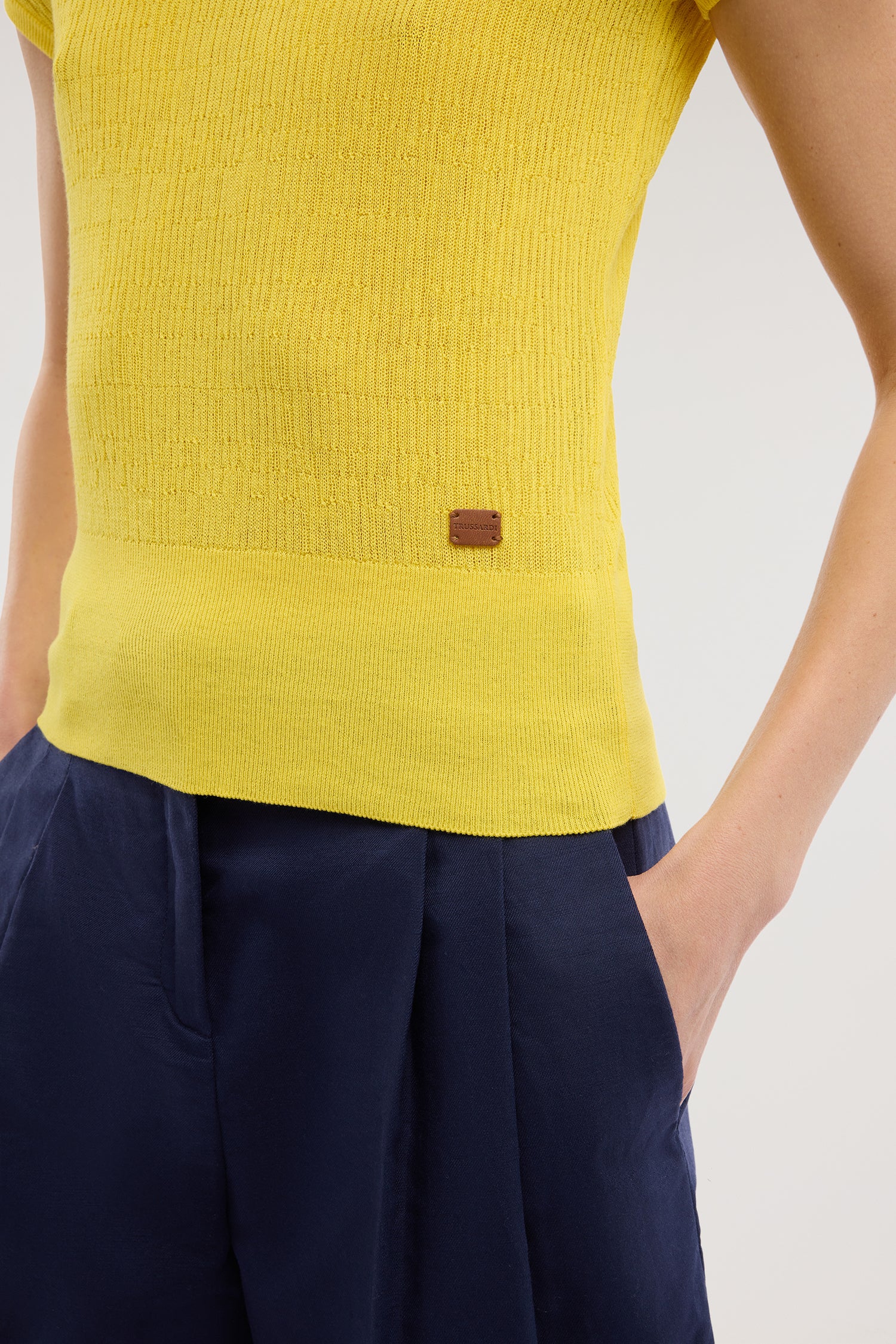 Short-sleeved cotton crepe T-shirt with 3D texture - Image 4