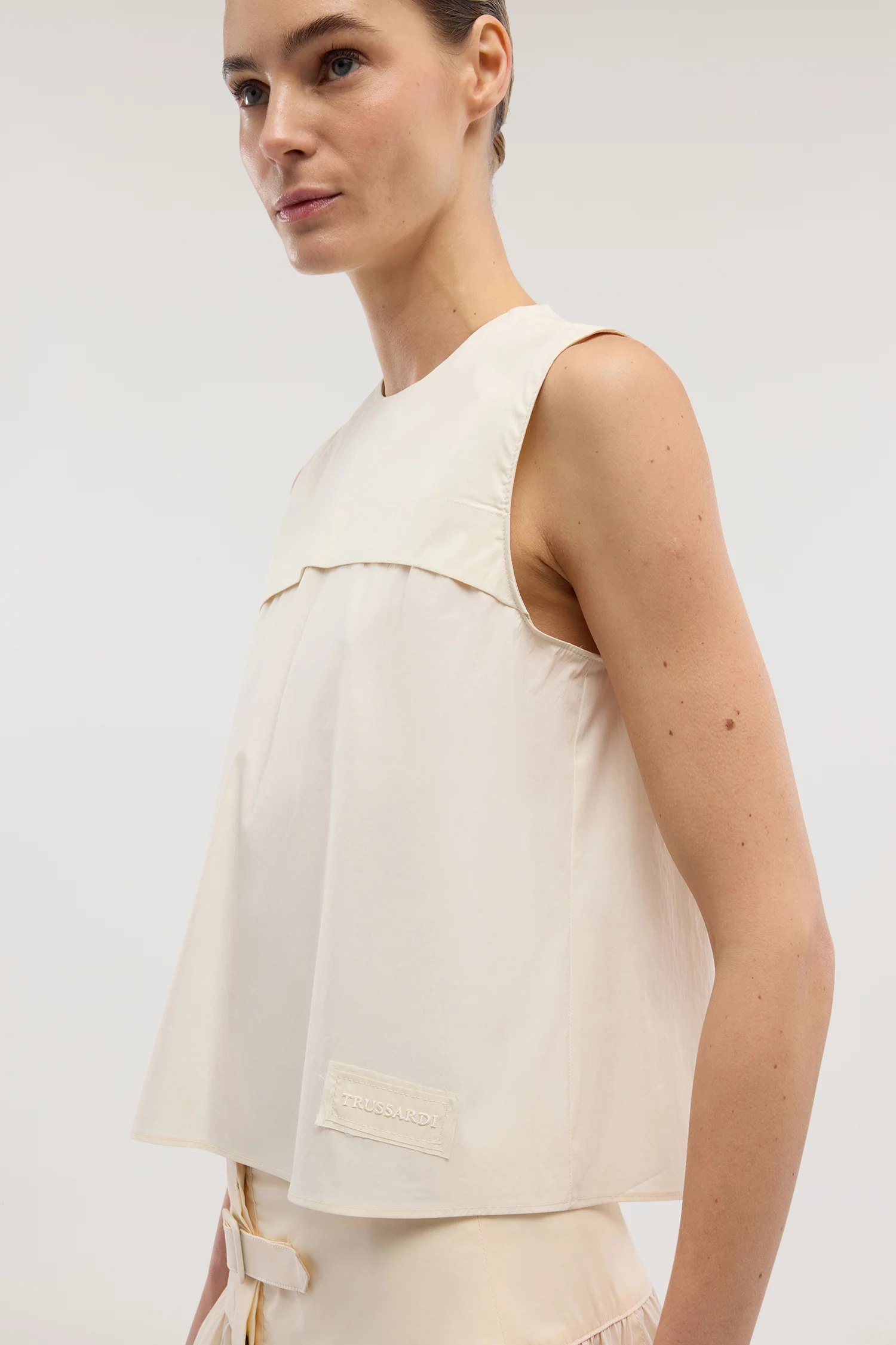 Sleeveless blouse in poplin
