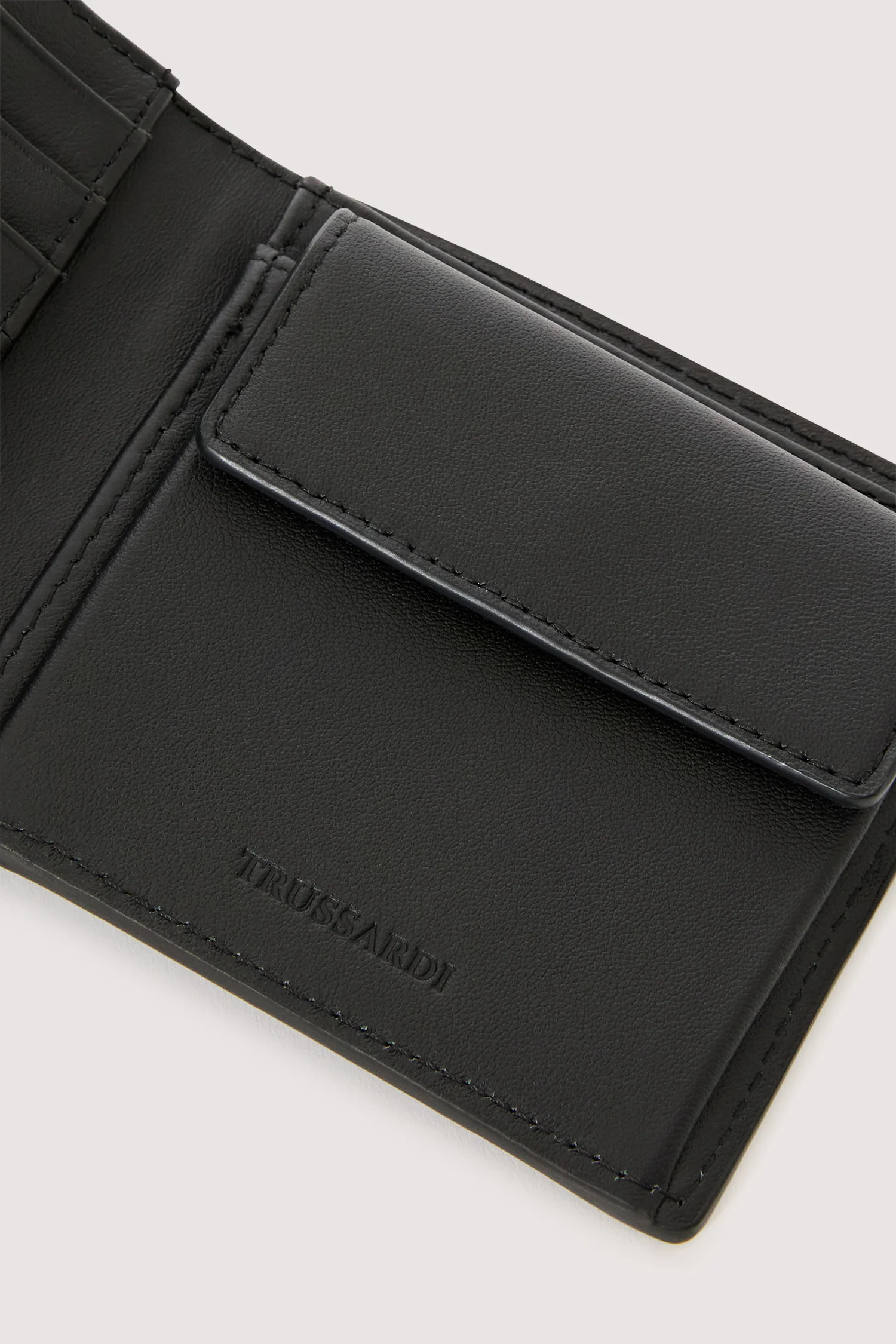 Travel bifold leather wallet - Image 6