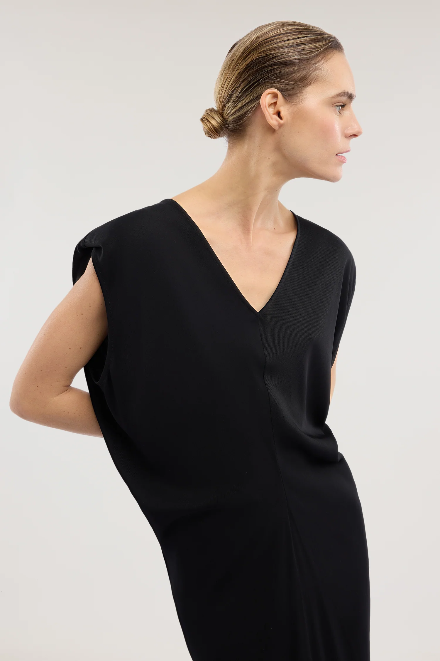 V-neck dress in viscose twill - Image 3