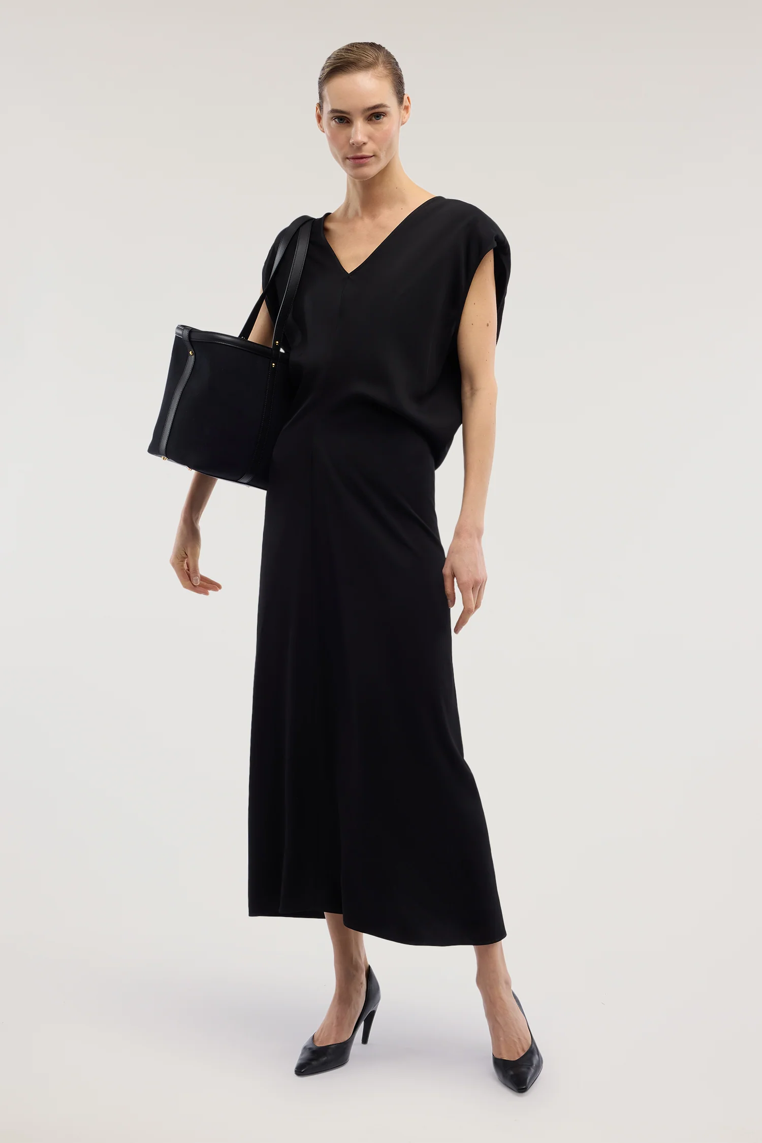 V-neck dress in viscose twill - Image 4