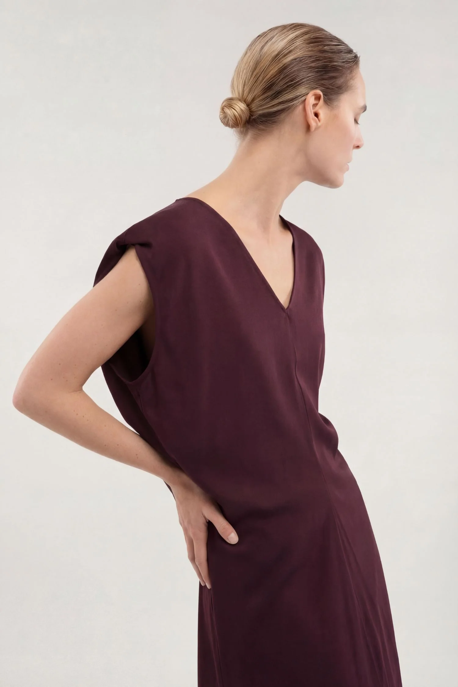 V-neck dress in viscose twill - Image 3