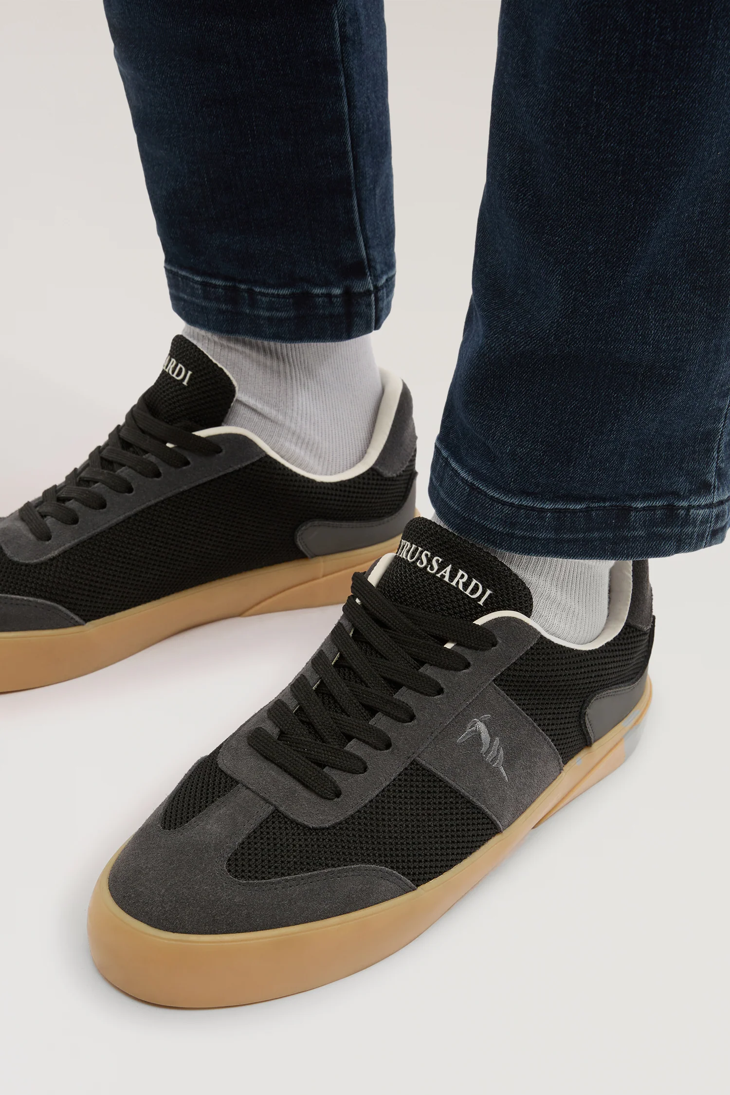 Vulcanised mesh and leather trainer - Image 4